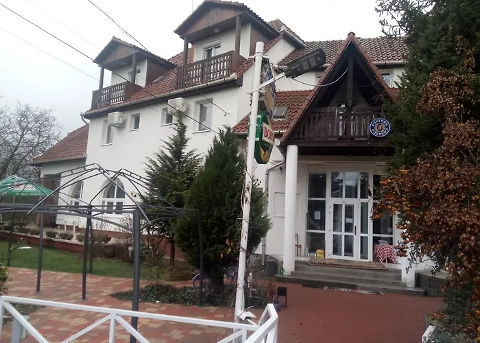 Alabastrom Panzio Es Etterem B&B